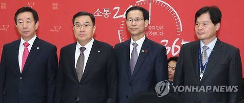 ▲ 8일 오전 국회에서 열린 중고차 거래 선진화 당정 협의에서 (왼쪽부터) 새누리당 김성태 예산결산정조위원장, 김정훈 정책위의장, 최정호 국토교통부 제2차관이 회의 전 기념촬영을 하고 있다.  ⓒ 연합뉴스