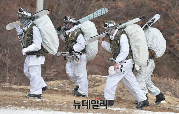 ▲ 한미 해병대가 혹한기 훈련을 실시한 가운데 28일 노르딕 스키를 이용하는 작전을 준비 중이다.ⓒ뉴데일리 정상윤 사진기자