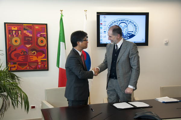 ▲ 김영식 금오공대 총장(왼쪽)이 안드레아 오네티 무다(Andrea Onetti Muda) 로마바이오메디컬대학 공대학장을 만나 양 대학간 학생 교류와 공동연구 방안 등을 논의했다.ⓒ금오공과대 제공