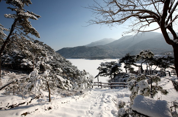 ▲ 산막이 옛길 설경ⓒ괴산군