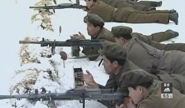 ▲ 동계훈련 중인 북한 인민군들의 모습. 방한장비는 형편없는 수준인 것으로 알려져 있다. ⓒKBS 관련보도 화면캡쳐