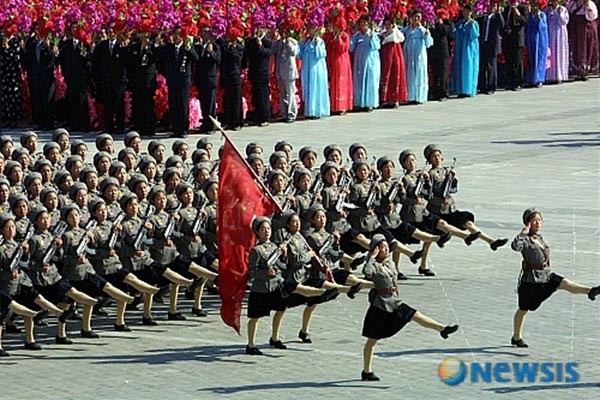 열병식 하는 북한 여군들. 북한 여군들은 한국 페미니스트들이 상상도 못할 군 생활을 겪고 있다. ⓒ뉴시스. 무단전재 및 재배포 금지.