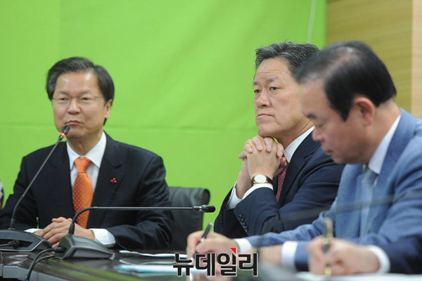 ▲ 지난 25일 천정배 의원(왼쪽)은 국민의당과 전격 통합을 선언했다. 그러나 천 의원의 합류에도 국민의당 지지율은 좀처럼 오르지 못하는 모양새다. 오른쪽은 주승용 의원. ⓒ뉴데일리 정재훈 기자