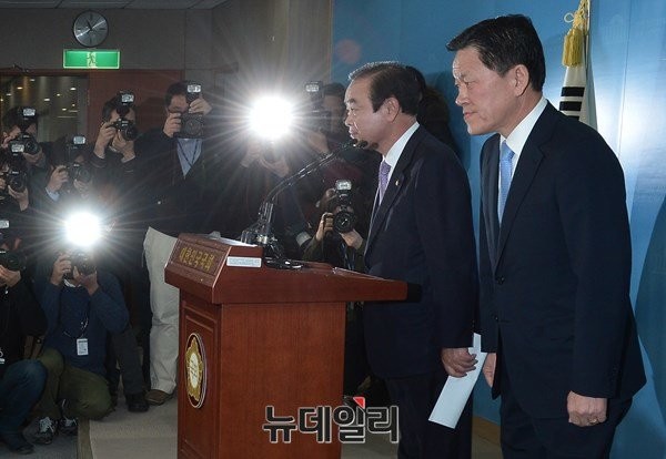 ▲ 주승용 전 최고위원과 장병완 전 정책위의장이 지난 13일 국회에서 기자회견을 갖고 더불어민주당 탈당을 선언한 뒤 국민들에게 깊이 고개를 숙이고 있다. 이튿날의 김승남 의원 탈당과 국민의당 이후 더민주·국민의당 사이의 정당 지지도가 춤을 추면서 더민주에 잔류한 의원들은 민심의 추이를 살핀다는 핑계로 탈당을 주저하고 있는 형국이다. ⓒ뉴데일리 정상윤 기자