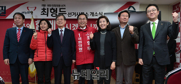 ▲ 경기 의왕·과천에서 새누리당 경선을 준비하고 있는 최형두 예비후보와 박요찬 예비후보의 적합도가 하루 간격으로 실시된 여론조사에서 판이하게 나타나 논란이 되고 있다. 사진은 지난 14일 경기 의왕시 자신의 선거사무소에서 개소식을 갖고 있는 최형두 후보(사진 가운데). ⓒ의왕(경기)=뉴데일리 정상윤 기자