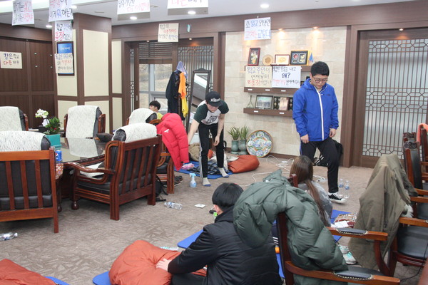 ▲ 한국교통대 증평캠퍼스 일부 학생들이 총장실을 점거하고 농성을 벌이고 있다ⓒ목성균 기자