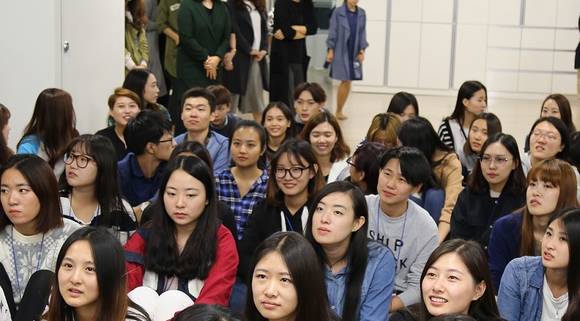 ▲ 지난해 10월 서울 도봉구 성신여대 난향관에서 진행된 한중 합작학과 '휴머니티캠프'에 참가한 중국인 학생들. ⓒ성신여자대학교