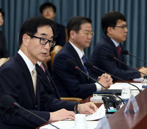 ▲ 29일 서울 세종로 정부서울청사에서 개최된 '제2차 사회관계장관회의'에서 이준식 사회부총리 겸 교육부장관이 모두발언을 하고 있다. ⓒ교육부