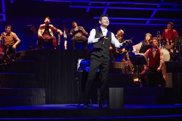 ▲ 뮤지컬 '오케피'에서 컨덕터 역으로 열연 중인 배우 황정민ⓒ샘컴퍼니