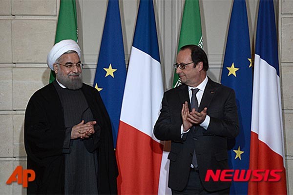 ▲ 하산 로하니 대통령을 환영하는 프랑수아 올랑드 프랑스 대통령. ⓒ뉴시스-AP. 무단전재 및 재배포 금지.