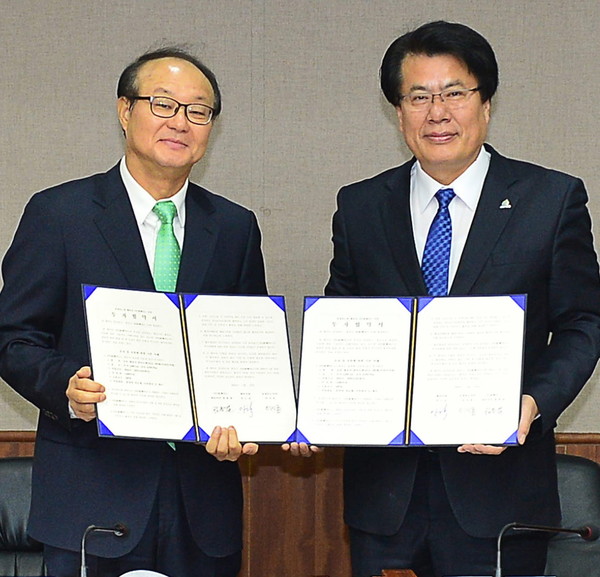 ▲ 이근규 제천시장(오른쪽)과 정봉열 휴메딕스 대표가 업무협약을 가진 모습ⓒ제천시