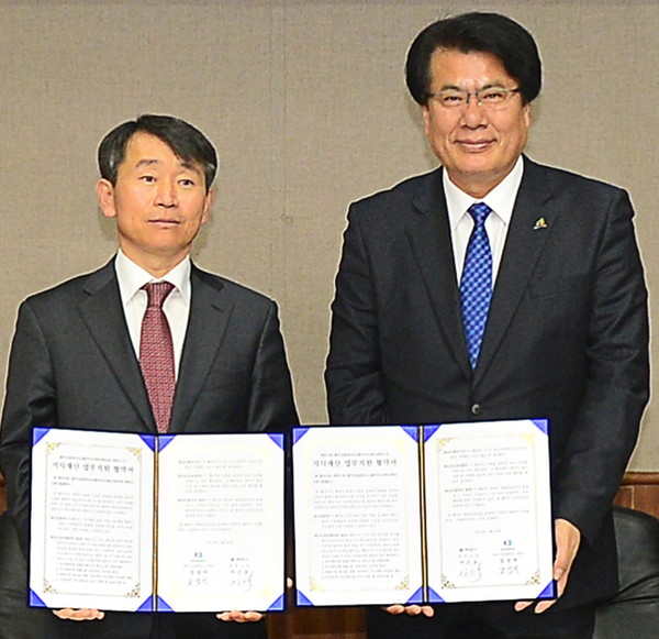 ▲ 강성덕 충주상공회의소장(왼쪽)과 이근규 시장이 업무협약을 가진 모습ⓒ제천시
