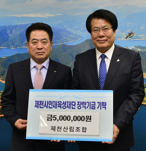 ▲ 최순창 제천산림조합장(왼쪽)이 이근규 제천시장에게 장학금을 기탁하고 있다ⓒ제천시