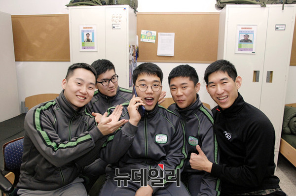 ▲ 수신전용 휴대전화를 통화하는 병사모습.ⓒ국방부