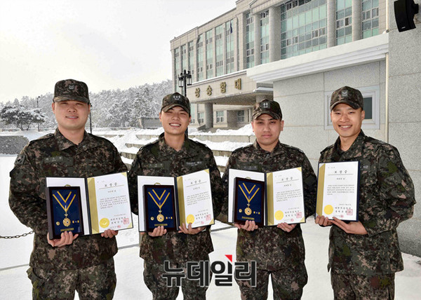 ▲ 헌혈을 통해 국민의 생명을 지키는데 앞장서고 있는 해군 3함대 (왼쪽부터) 이수현 하사, 김세정 대위, 최세영 중위, 최호진 중사가 대한적십자사로부터 받은 헌혈 유공 포장을 들고 환하게 웃고 있다. 이들은 헌혈 100회 이상을 달성해 ‘헌혈 명예의 전당’에 올랐다. ⓒ해군