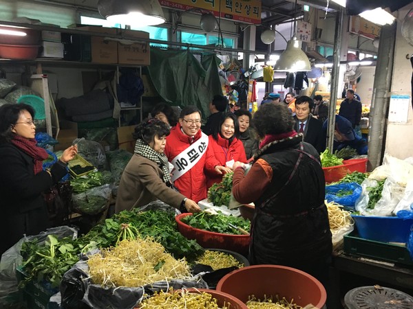 ▲ 정태옥 예비후보가 설명절을 앞두고 지난 30일 지지자 50여명과 함께 칠성시장에서 온누리상품권을 이용해 장보기 행사를 가졌다.ⓒ정 후보 제공