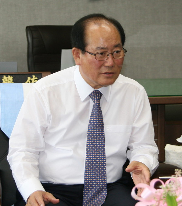 ▲ 류한우 단양군수가 간부공무원들에게 경기활성화 방안에 대해 논의하고 있다.ⓒ단양군