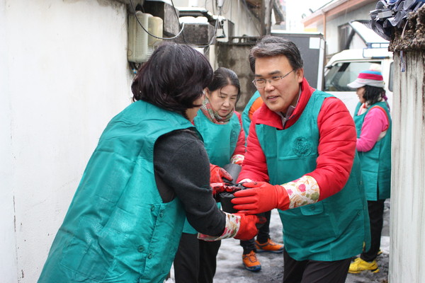 ▲ 이재만 후보가 지난 29일 동구 신기동 독거노인 집을 찾아 연타봉사활동을 펼치고 있다.ⓒ이 후보 제공