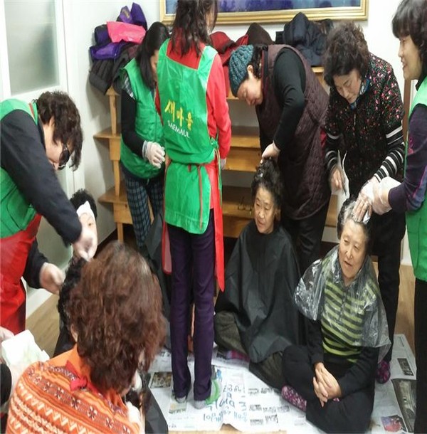 ▲ 단양군 가곡면 새마을회원들이 노인들에게 머리염색을 해주고 있다ⓒ가곡면