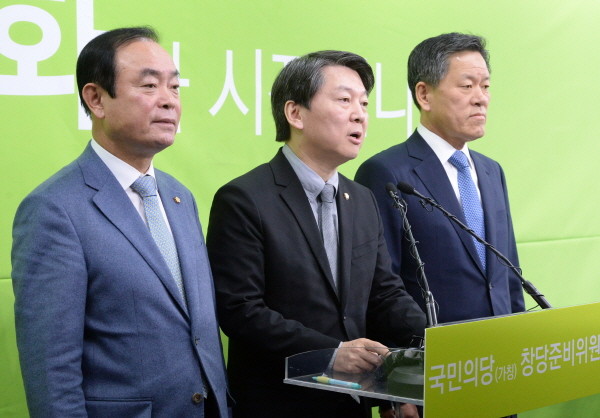 ▲ 국민의당 안철수 인재영입위원장이 주승용 원내대표, 장병완 정책위의장이 배석한 가운데 31일 서울 마포구 당사에서 기자회견을 열고 3당대표 민생정책회담 제안을 내놓고 있다. ⓒ뉴시스 사진DB