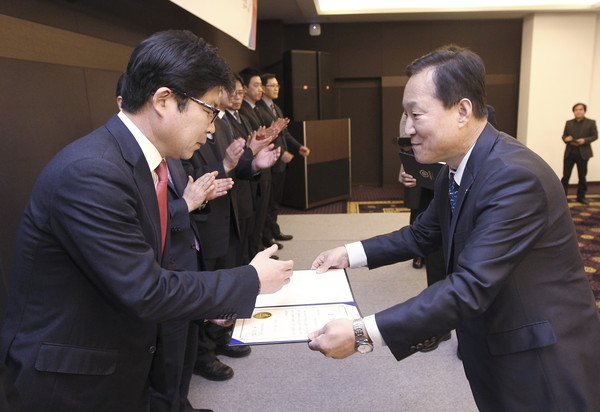 ▲ 사진은 서울 양재동 더케이호텔서울서 열린 한국에너지공단 주최 ‘2015 김용덕 KT&G 광주공장장(사진 왼쪽)이 한영로 한국에너지공단 사업진흥이사(사진 오른쪽)로부터 산업통상자원부 장관 표창을 받고 있다. ⓒKT&G