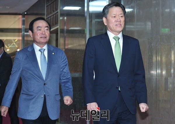 ▲ 국민의당 주승용 원내대표와 장병완 정책위의장이 1일 정의화 국회의장을 접견하기 위해 국회본청 3층 의장접견실로 향하고 있다. 국민의당 원내지도부의 국회의장 접견은 지난달 21일 의총에서 선출된 이후 처음이다. ⓒ뉴데일리 이종현 기자