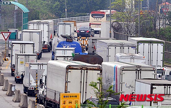 ▲ 개성공단 출입경 차량들의 모습. 한국 정부와 언론들은 개성공단의 가치를 높이 평가하지만, 그 경제적 가치는 0.05%에도 못 미친다. ⓒ뉴시스. 무단전재 및 재배포 금지.