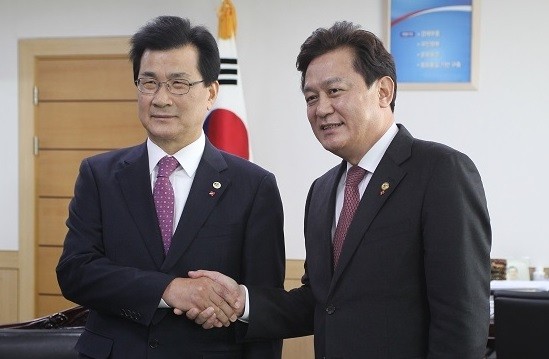 ▲ 이시종 충북도지사와 김병우 충북도교육감이 1일 오전 도교육감실에서 무상급식 분담비율과 관련해 전격 합의했다. ⓒ사진 충북도교육청