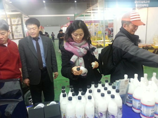 ▲ 서울 양재동 단양농산물 직거래행사에서 가공품을 살펴보고 있는 도시민들ⓒ단양군