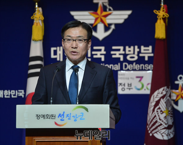 ▲ 문상균 신임 대변인은 1일 첫 정례 브리핑 모습. ⓒ 뉴데일리 정상윤 사진기자