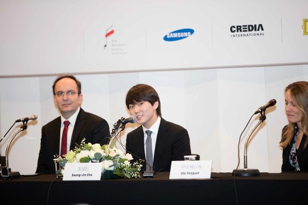 ▲ 피아니스트 조성진(中)과 아르투르 슈클레네르 쇼팽협회장(左), 우테 페스케 DG A&R파트 부사장(右) ⓒ크레디아