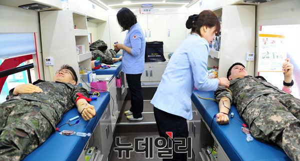 ▲ 육군이 혈액부족 사태 해결에 대대적인 헌혈 캠페인을 벌이는 가운데, 1일 육군본부 장병과 육군본부 의무실장(준장 안종성)이 헌혈을 하고 있다. ⓒ 육군