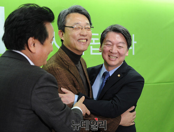 ▲ 김성식 전 의원(사진 가운데)이 1일 서울 마포구 당사에서 국민의당 입당 기자회견을 마친 직후 안철수 인재영입위원장(오른쪽)과 나란히 서 있는 가운데, 김영환 전략위원장(왼쪽)이 두 사람에게 포옹하는 포즈를 권하고 있다. ⓒ뉴데일리 정재훈 기자