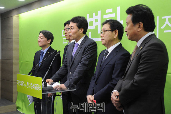 ▲ 정필재 변호사(사진 가운데)가 1일 서울 마포구 당사에서 기자회견을 열고 국민의당 입당과 경기 시흥을 출마를 선언하고 있다. 사진 왼쪽부터 안철수 인재영입위원장, 손금주 변호사, 정필재 변호사, 국성근 교수, 김영환 전략위원장. ⓒ뉴데일리 정재훈 기자