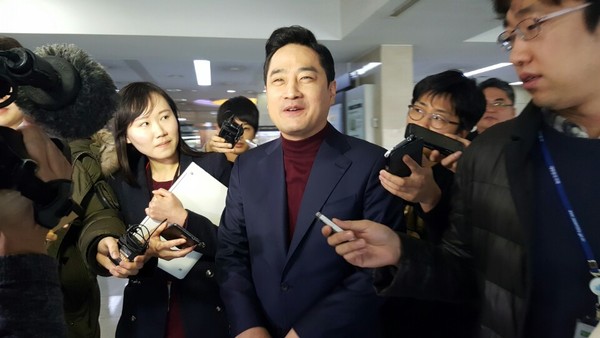 ▲ 최근 새누리당에 입당 신청을 한 강용석 전 의원은 1일 서울시당에서 입당을 거절당하자 "입당 이의 신청 절차에 따라 중앙당에 입당 원서와 이의 신청서를 제출하겠다"면서 "지도부의 현명한 결정을 기다리겠다"고 밝혔다. ⓒ강용석 의원 측 제공