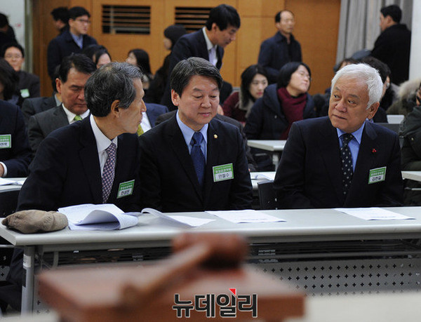 ▲ 국민의당이 1일 오후 서울 마포구 중부여성발전센터에서 중앙위원회의를 소집한 가운데, 회의에 앞서 한상진 창당준비위원장과 안철수 인재영입위원장, 김한길 창준위 상임부위원장이 대화를 나누고 있다. ⓒ뉴데일리 정재훈 기자