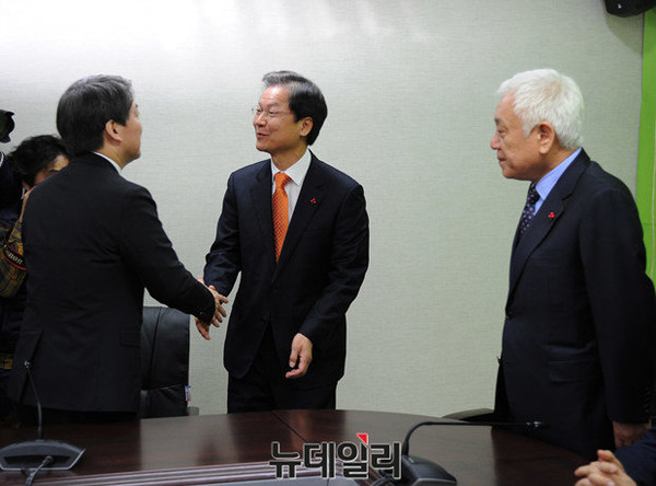 ▲ 국민의당은 1일 중앙위원회의에 이어 곧바로 의원총회를 소집해 안철수 인재영입위원장과 국민회의 천정배 대표를 공동대표로 하기로 의결했다. 사진은 지난달 27일 기획조정회의가 끝난 직후 인사를 나누고 있는 안철수 위원장과 천정배 대표, 그리고 이들을 바라보고 있는 김한길 창준위 상임부위원장의 모습. ⓒ뉴데일리 정재훈 기자