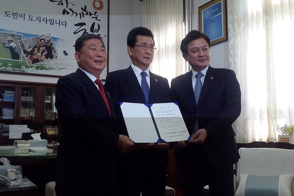 ▲ 충북도 이시종지사(가운데)와 김병우 도교육감(오른쪽),이언구 도의회의장이 무상급식 해결 합의서를 같이 들고있다. ⓒ김종혁 기자