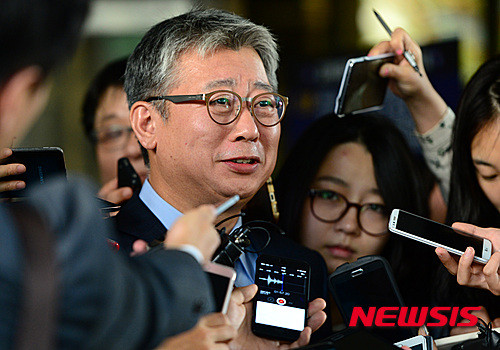 ▲ '청와대 문건유출' 혐의 무죄를 선고 받은 조응천 전 청와대 공직기강비서관이 지난해 10월 15일 오후 서울 서초구 서울고등법원에서 열린 '청와대 문건유출' 선고공판을 마친 후 취재진의 질문에 답변하고 있다. ⓒ뉴시스