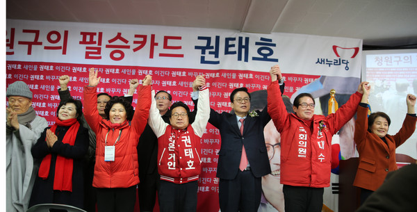 ▲ 사진 왼쪽부터 서의현 전 조계종 총무원장, 곽용희 새누리당 충북도당 여성위원장, 최선방 여사(배우자), 권태호 예비후보, 정우택 정무위원장, 한대수 예비후보(흥덕갑), 천혜숙 이승훈 청주시장 배우자.ⓒ권태호 새누리당 청원구 예비후보 사무소