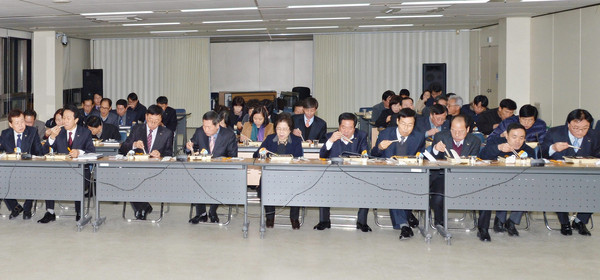 ▲ 충주시 공무원들이 저녁도시락을 먹으며 토론회를 벌이고 있다ⓒ충주시