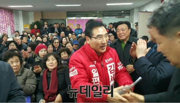 ▲ 2일 오후 2시 부산 해운대갑 새누리 김세현 예비후보가 선거사무실 개소식을 위해 참석자들과 인사를 나누고 있다ⓒ뉴데일리