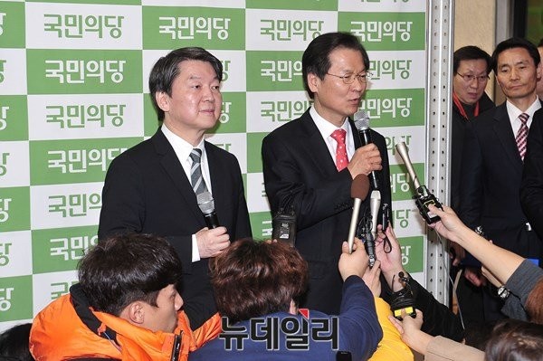 ▲ 2일 대전 한밭체육관에서 국민의당 중앙당 창당대회가 끝난 직후, 공동대표로 선출된 안철수·천정배 의원이 취재진의 질문에 답하고 있다. 이 자리에서 안철수 대표는 카이스트 교수 시절을 회고하며 대전과의 인연을 유독 강조했다. ⓒ대전=뉴데일리 이종현 기자