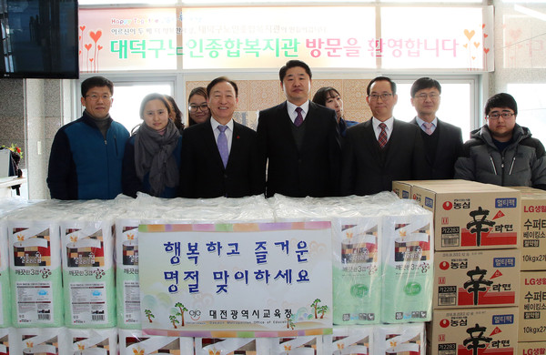 ▲ 설동호 교육감이  대덕구노인종합복지관을 방문해 위문품을 전달하고 있다.ⓒ대전시교육청