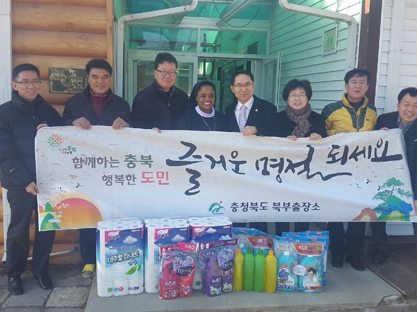 ▲ 충북도 북부출장소가 노인요양시설을 방문해 위문품을 전달한 모습ⓒ북부출장소