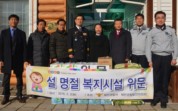 ▲ 김두련 서장과 오만식 위원장이 노인요양시설에 위문품을 전달하고 있다ⓒ제천경찰서