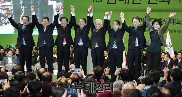 ▲ 2일 대전 한밭체육관에서 열린 중앙당 창당대회에서 선출된 국민의당 첫 지도부가 단상에서 함께 손을 맞잡고 있다. 사진 왼쪽부터 박주선·주승용 최고위원, 천정배 공동대표, 한상진 고문, 김한길 선대위원장, 안철수 공동대표, 김성식·박주현 최고위원. ⓒ대전=뉴데일리 이종현 기자