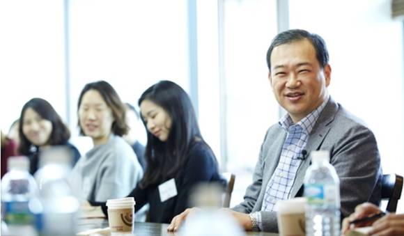 ▲ 김상현 홈플러스 대표(우)가 '샘나는 데이트'를 통해 임직원들과 소통의 시간을 갖고 있다. ⓒ홈플러스