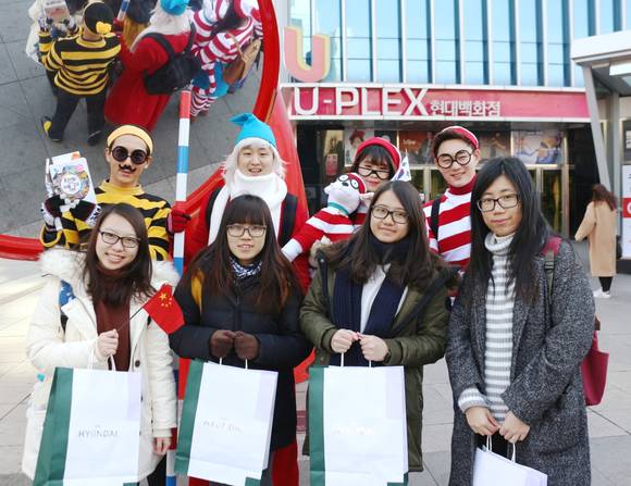 ▲ 1일 서울시 창천동 현대백화점 유플렉스 광장에서 '월리를 찾아라'이벤트 배우들이 백화점을 찾은 유커들과 기념촬영을 했다.ⓒ현대백화점
