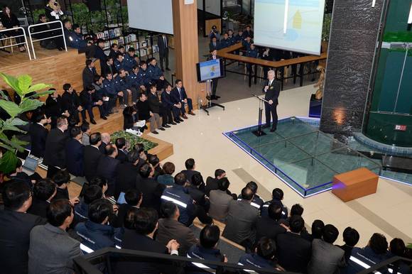▲ 티센크루프그룹 하인리히 히싱어 CEO가 기술개발과 투자계획을 설명하고 있다. ⓒ티센크루프 제공